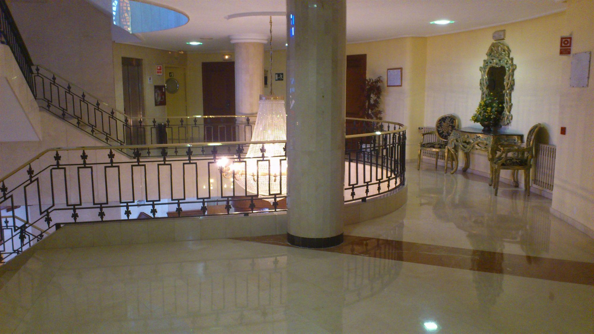 多娜卡尔洛塔酒店 雷阿尔城 外观 照片